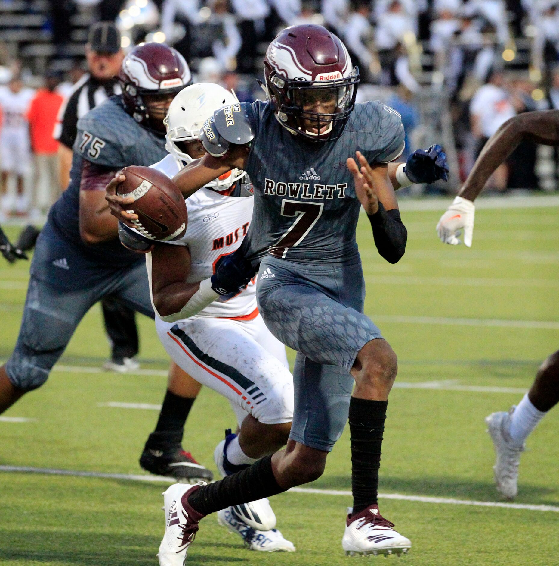 Rowlett QB Jayden Ellis (5) is grabbed by Sachse defender Tk Burnley (92) during the first...