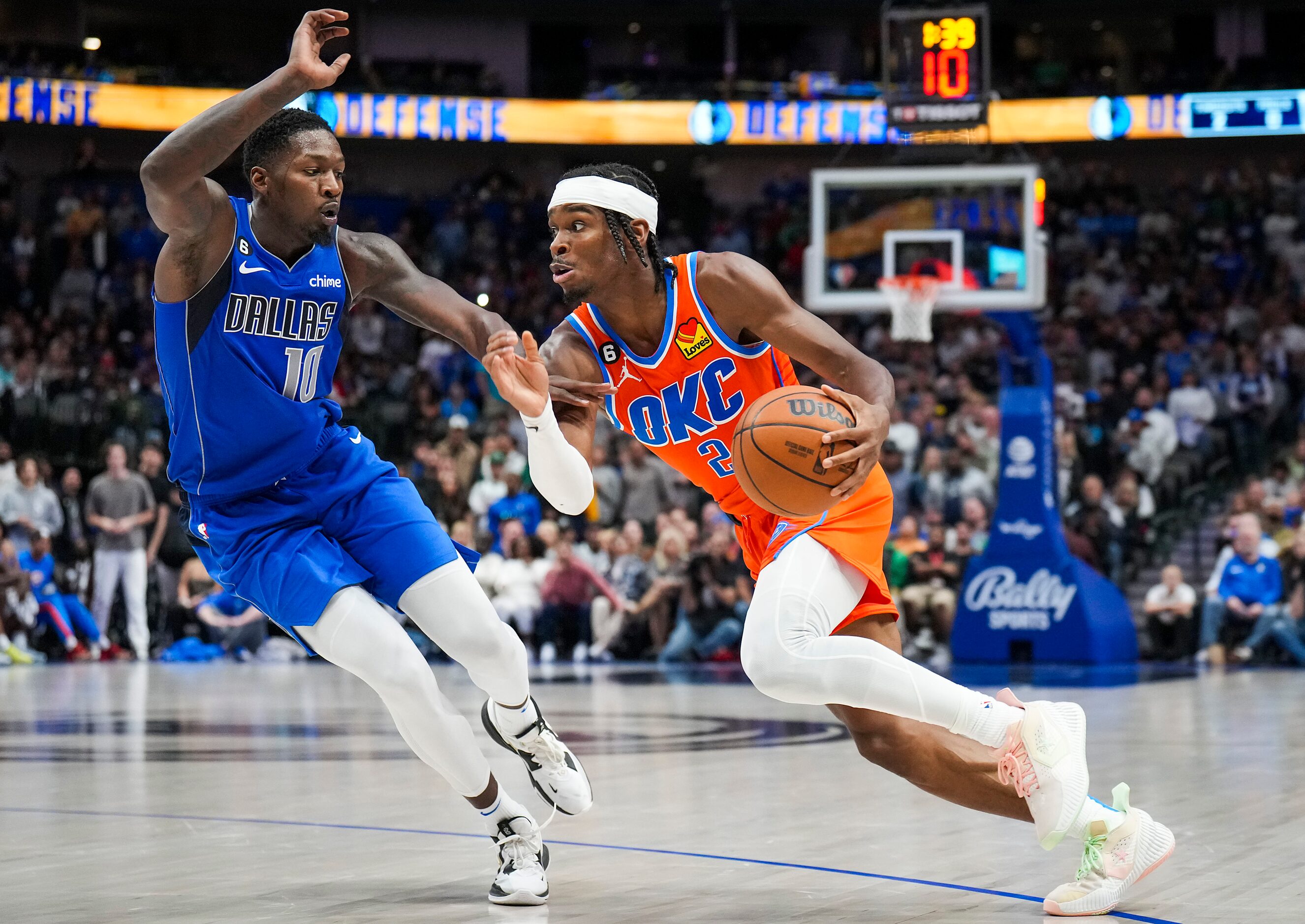 Oklahoma City Thunder guard Shai Gilgeous-Alexander (2) drives against Dallas Mavericks...