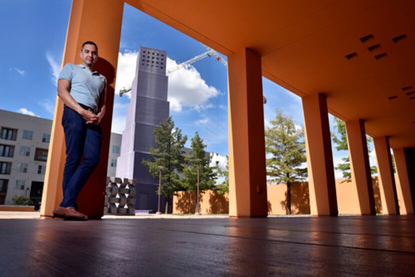 Benjamin Espino, actual director del Centro Cultural Latino en Dallas, fotografiado en la...