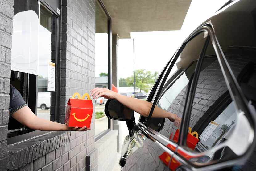 McDonald's  está experimentando con un nuevo sistema  drive-thru en uno de sus restaurantes...
