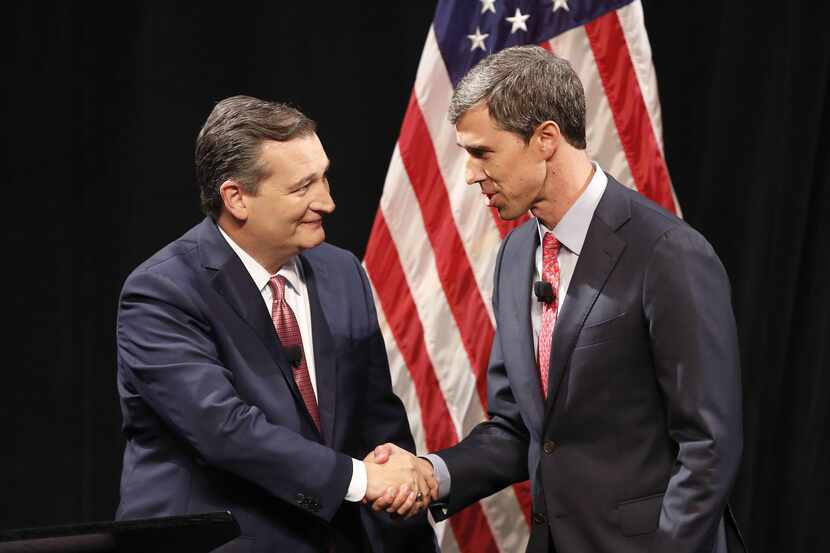 El senador Ted Cruz y el representante Beto O’Rourke se saludan al iniciar el debate del...