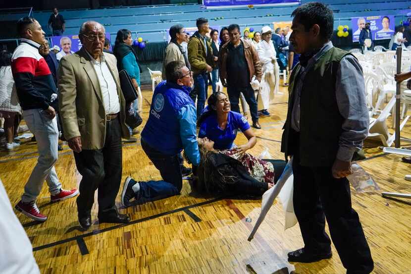 Una mujer simpatizante del candidato presidencial Fernando Villavicencio yace herida tras el...