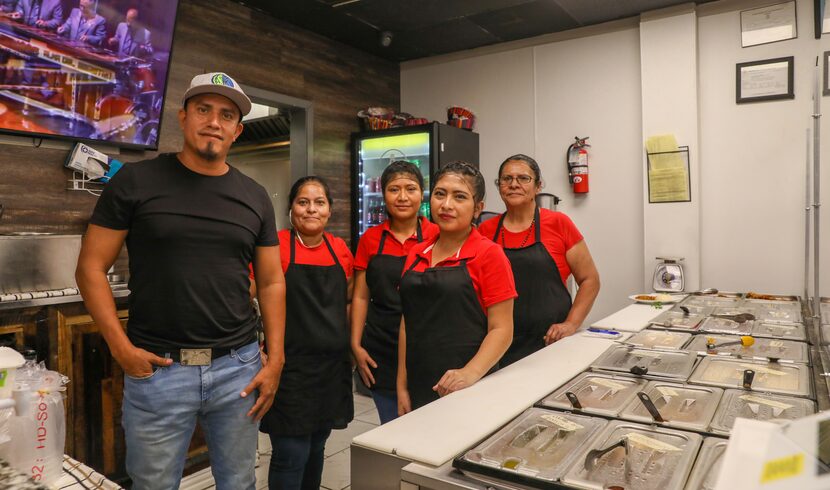 José Sánchez, dueño de Isabel's Restaurant (izquierda a derecha) posa con sus cocineras...