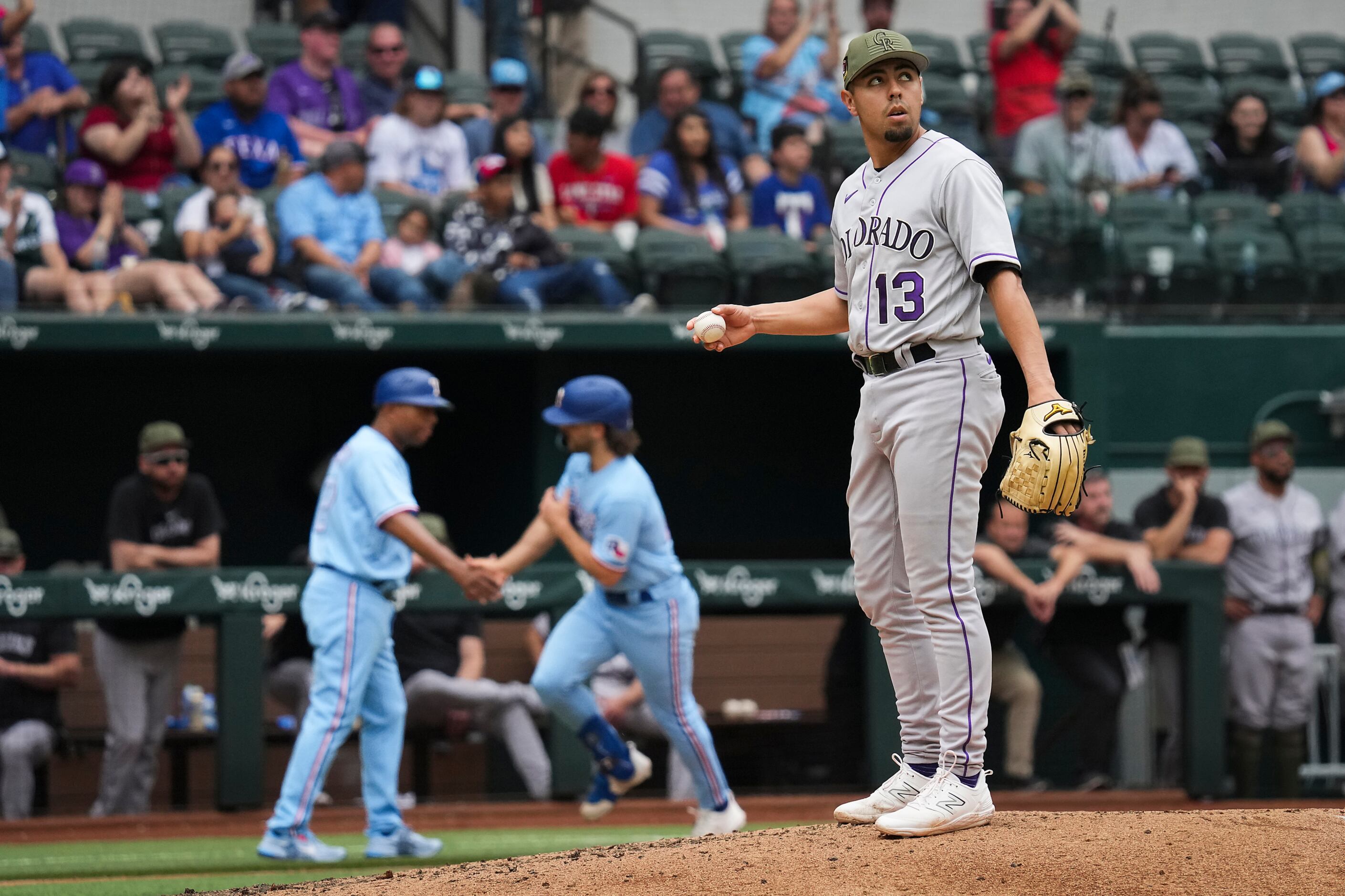 Nathaniel Lowe of the Texas Rangers points to the dugout during the  Fotografía de noticias - Getty Images