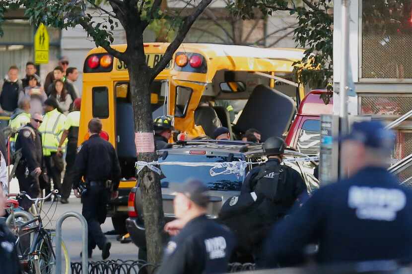 Policías responden a un reporte de disparos en la calle West Street, en Manhattan, el martes...