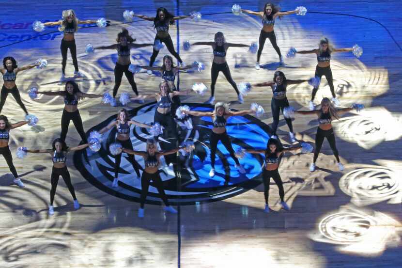 Las bailarinas de los Dallas Mavericks durante una presentación, el 9 de enero de 2019 en el...