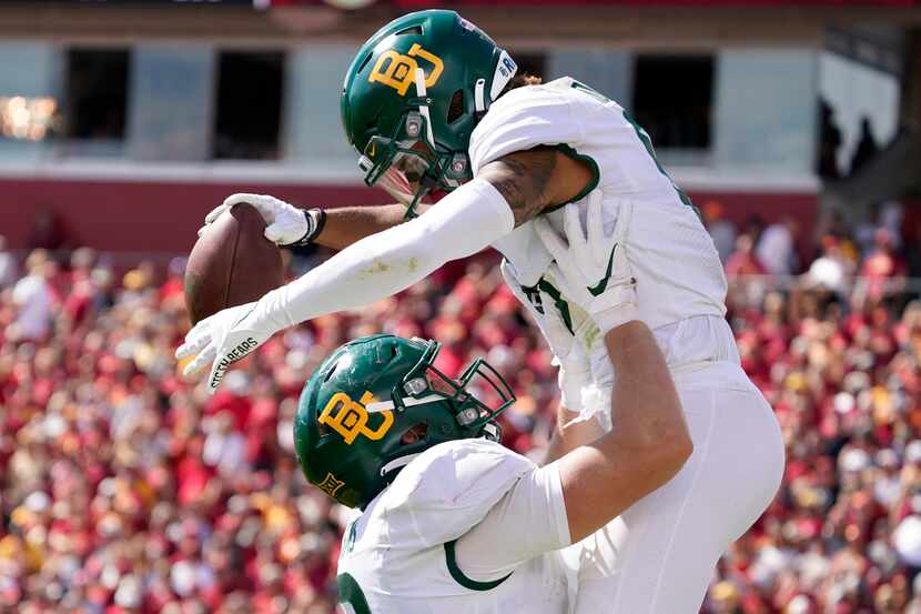 Baylor wide receiver Gavin Holmes celebrates with teammate tight end Ben Sims, left, after...