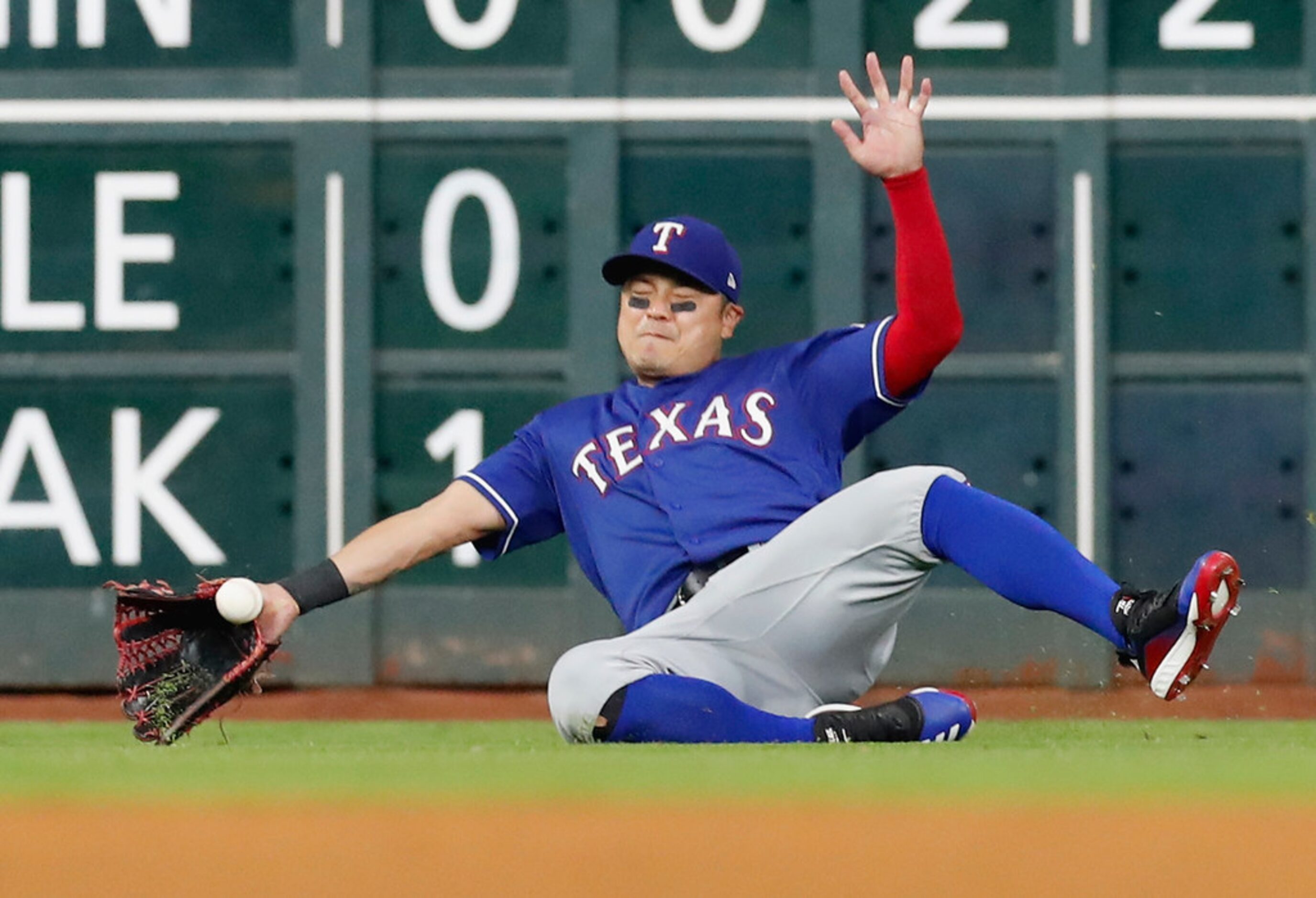 HOUSTON, TX - MAY 10:  Shin-Soo Choo #17 of the Texas Rangers dives for a ball  and is...