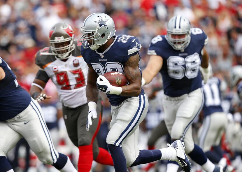 Dallas Cowboys running back Darren McFadden (20) carries the ball against the Tampa Bay...