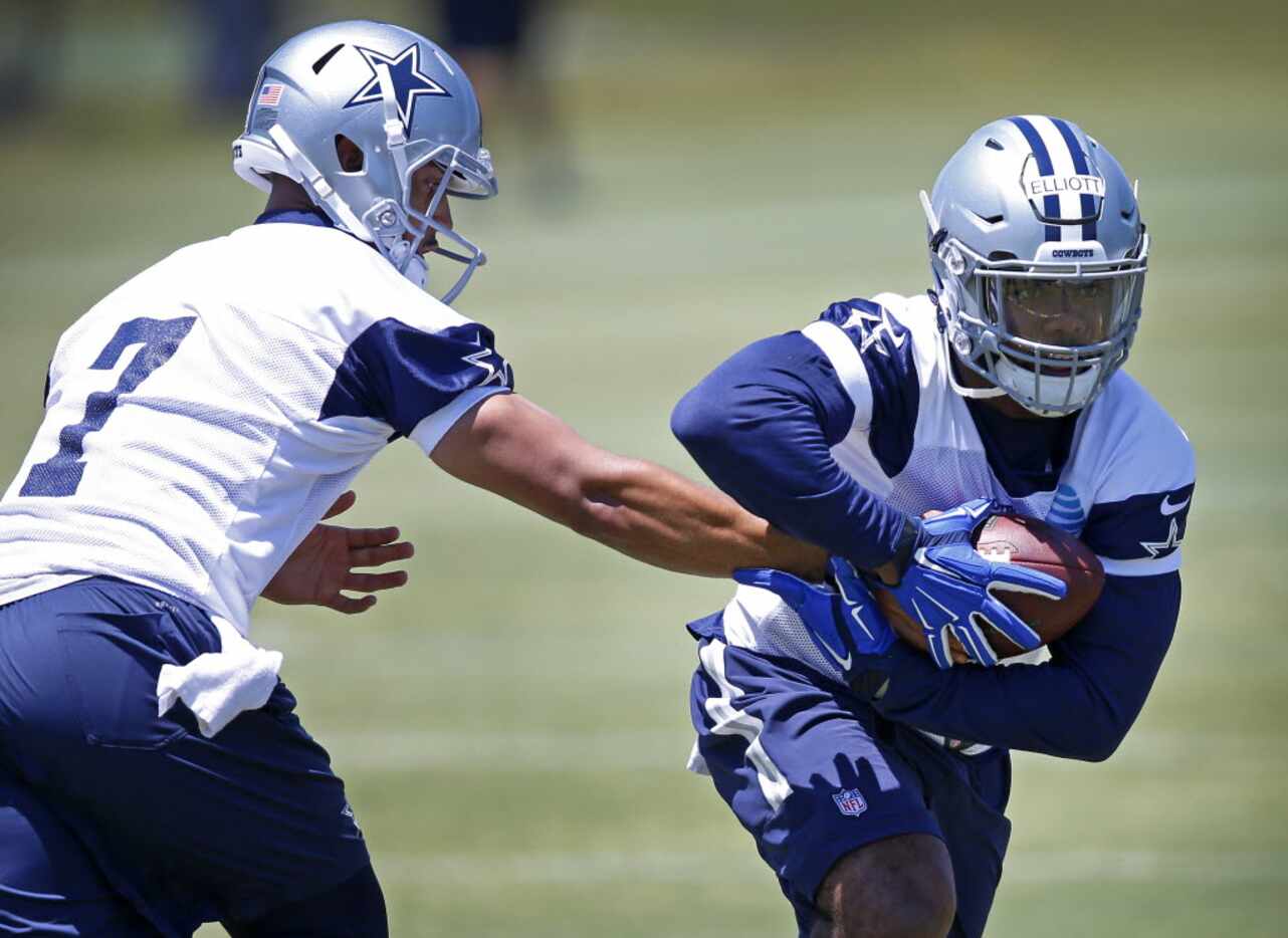 Cowboys rookie running back Ezekiel Elliott (21) gets the ball from quarterback Jameill...