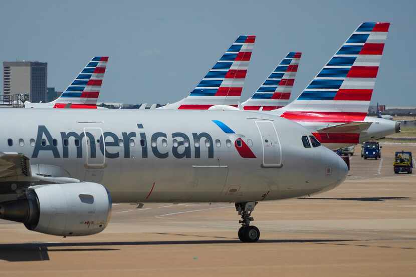 Aviones de American Airlines planes  en la terminal C del Aeropuerto de Dallas-Fort Worth.