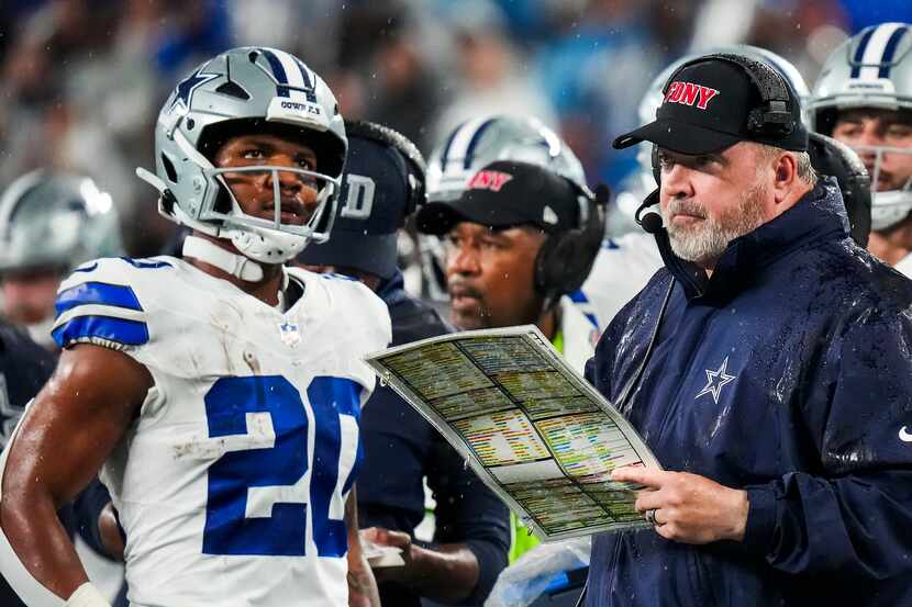 Dallas Cowboys head coach Mike McCarthy callas in a play on the sidelines with running back...