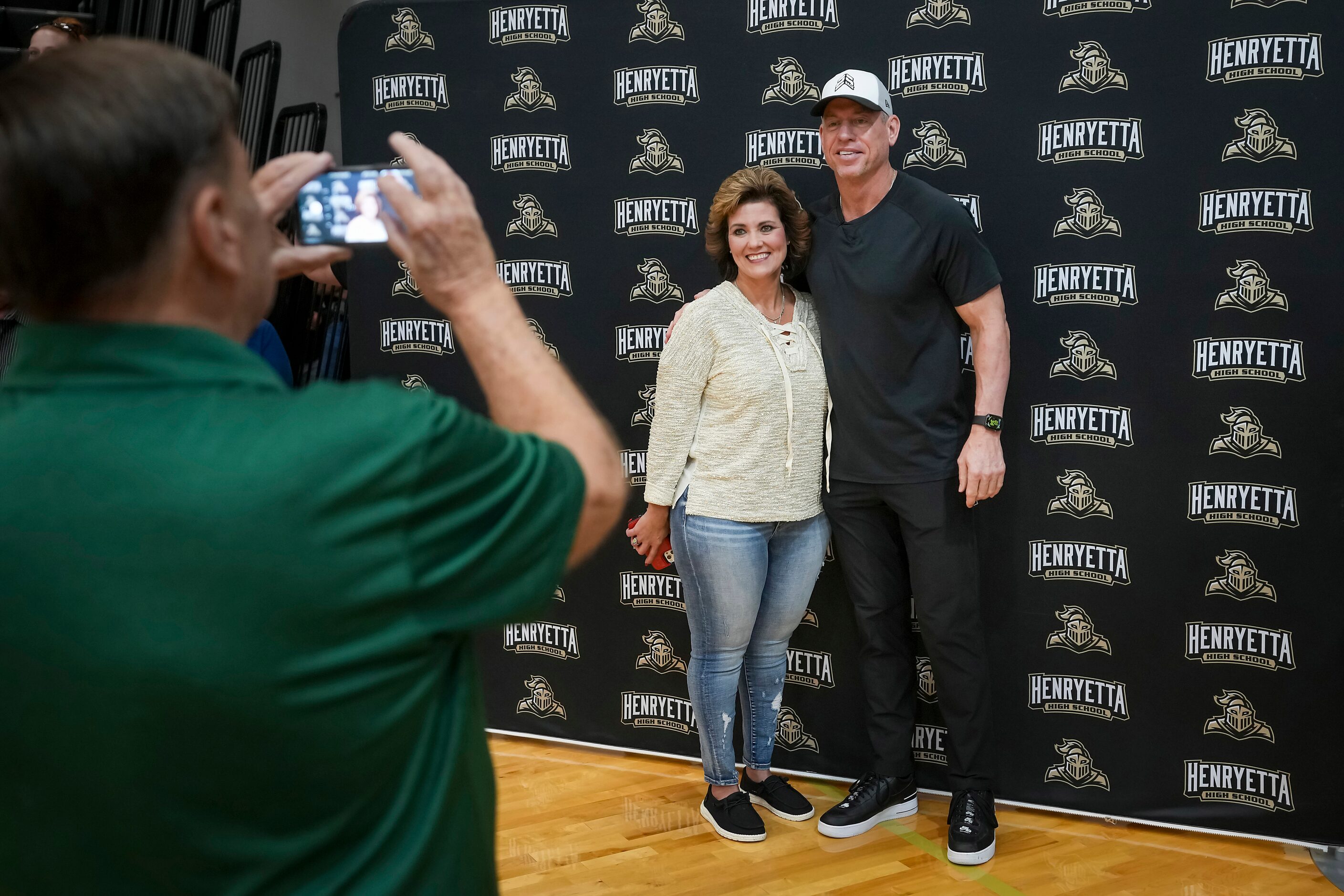 Aikman poses for a photo with Henryetta Mayor Jennifer Cummings Munholland.