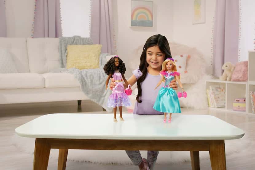 En esta imagen proporcionada por Mattel, una niña juega con muñecas My First Barbie hechas...