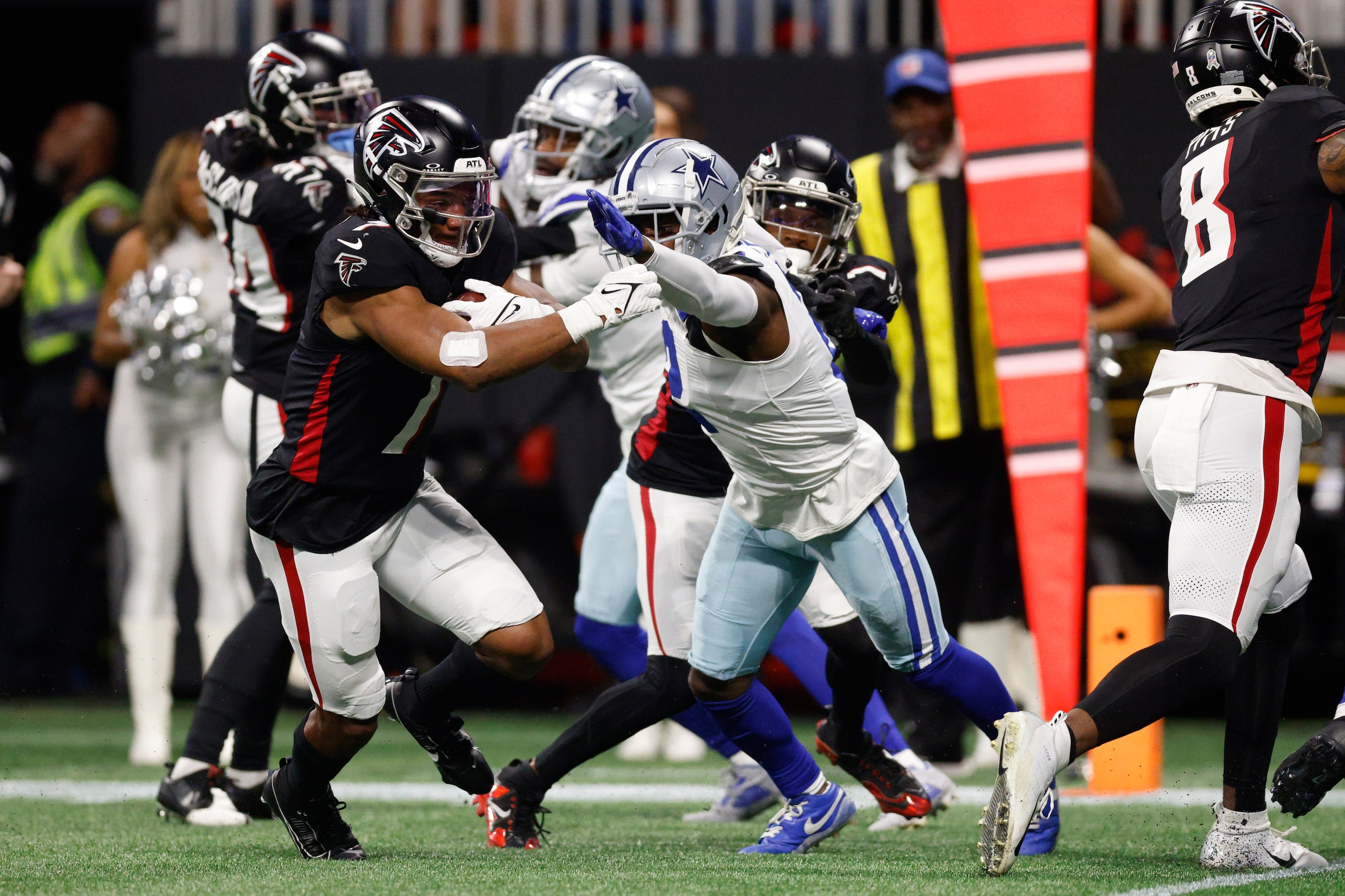 Atlanta Falcons running back Bijan Robinson (7) runs past Dallas Cowboys cornerback Jourdan...