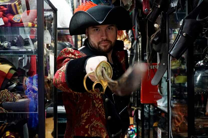 Foto de un hombre vestido de pirata con una espada.
