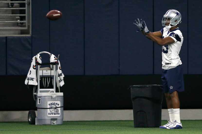 Dallas Cowboys receiver Amari Cooper (19) catches football from the football throwing...