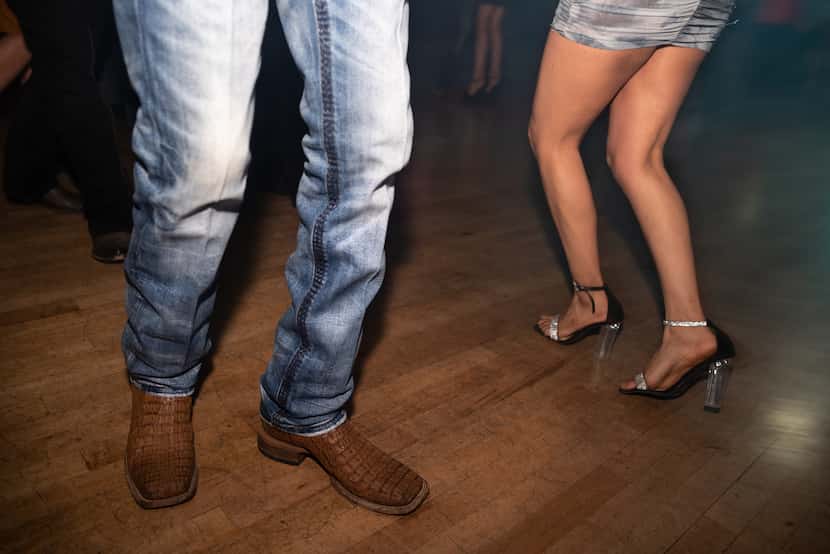 Un hombre usa un par de botas cuadradas en la pista de baile de Rodeo West Dallas, el sábado...
