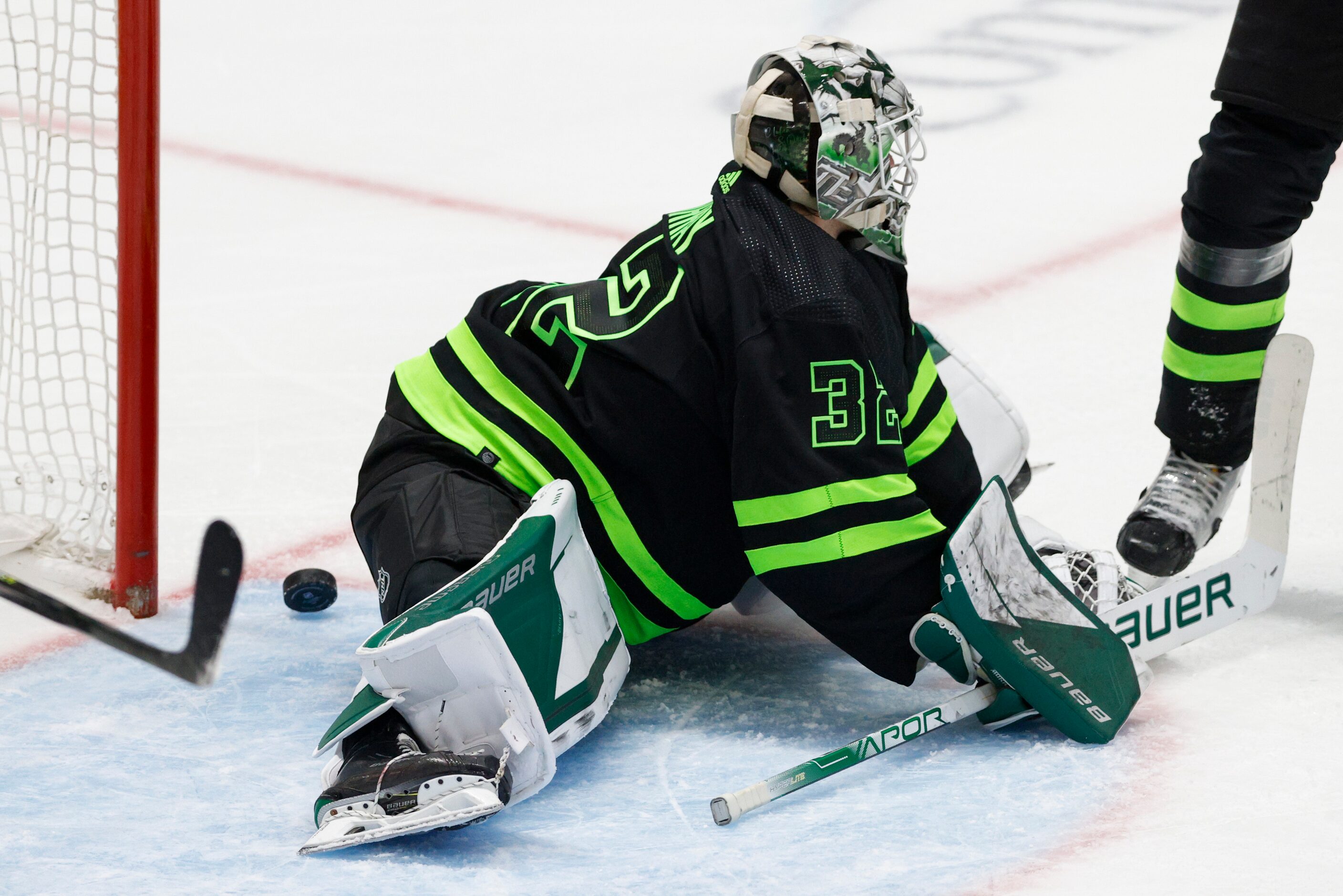 Dallas Stars goaltender Matt Murray (32) gives up a goal during the second period of an NHL...