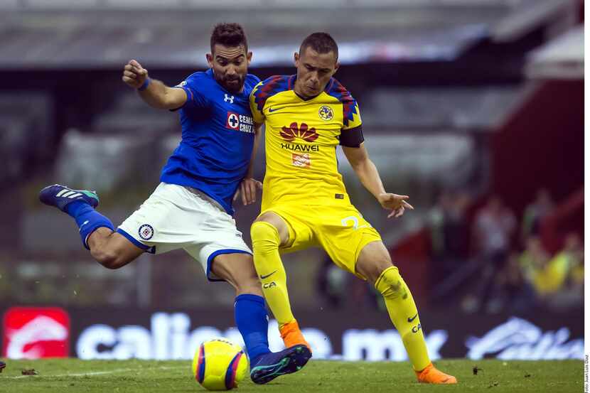 Paul Aguilar (der.) y el América se enfrentan a Cruz Azul el sábado en el Estadio...