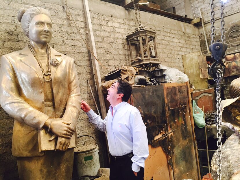 Sculptor Germán Michel with the statue of Adelfa Callejo 