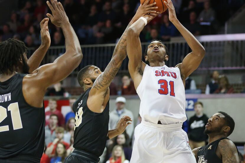 UCF Knights guard Dayon Griffin (10) blocks a shot by Southern Methodist Mustangs guard...