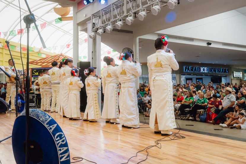 Estudiantes de la Academia de Mariachi de La Gran Plaza actúan durante el evento “Las...