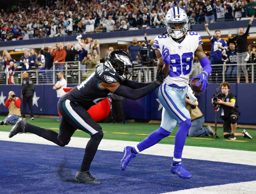 Dallas Cowboys wide receiver CeeDee Lamb (88) completes a touchdown past Philadelphia Eagles...