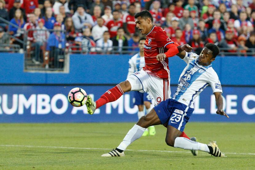 FC Dallas forward Cristian Colman (9) shoots the ball in front of Pachuca defender Oscar...