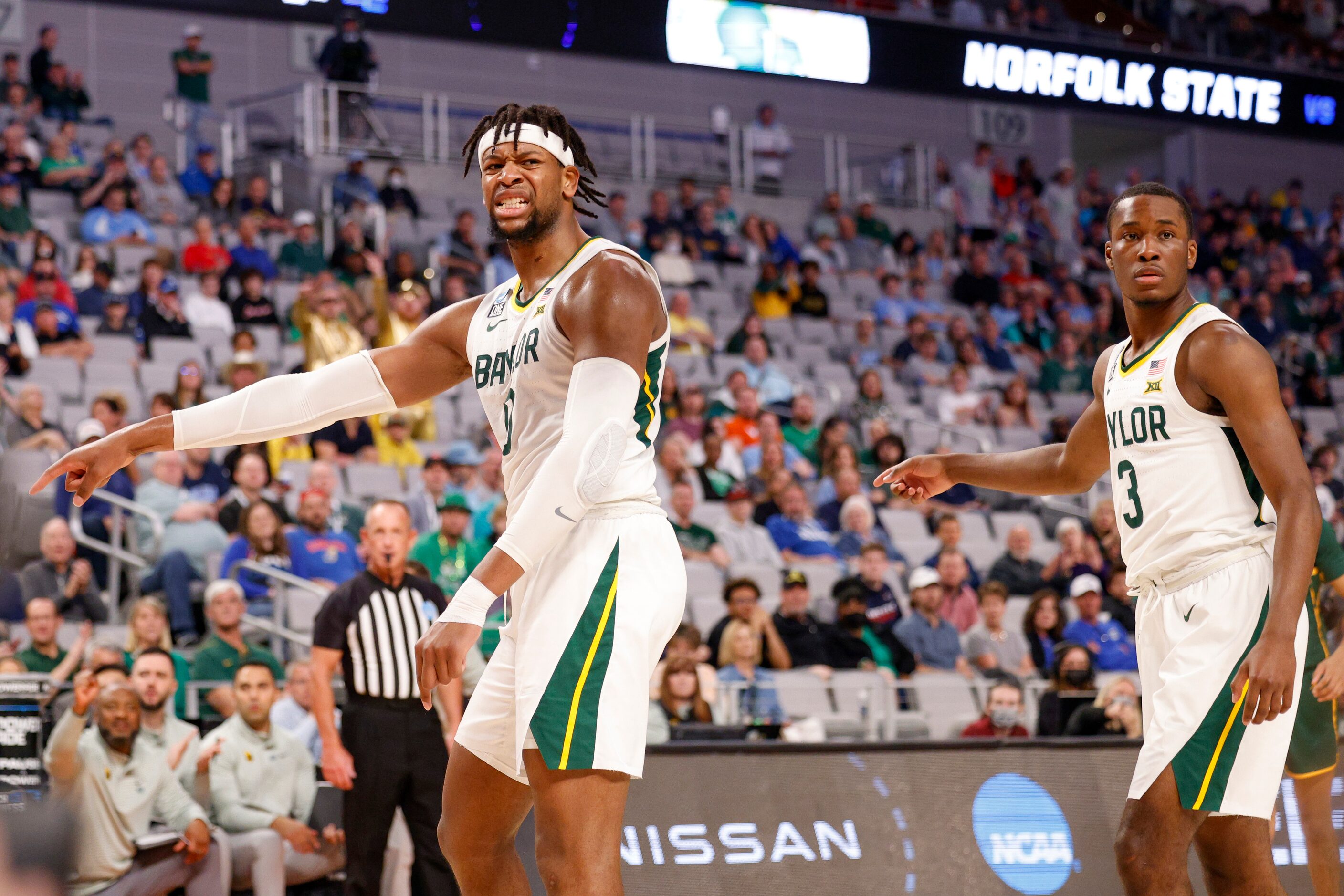 Baylor Bears forward Flo Thamba (0) and Baylor Bears guard Dale Bonner (3) motion to a...