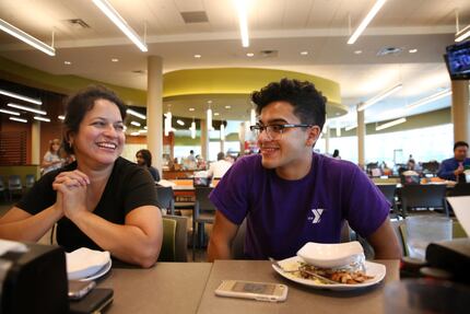 Erik Jimenez  eats lunch with his mom Monica Jimenez during freshman move-in day.