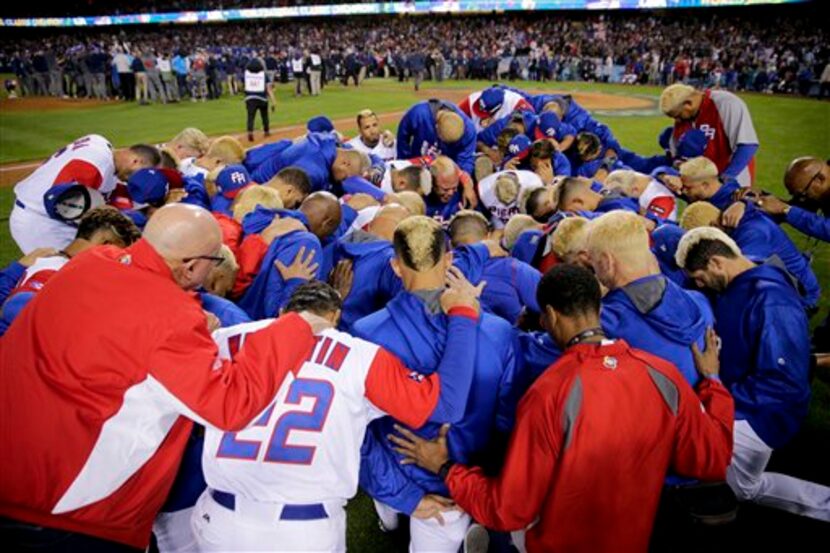 El equipo de Puerto Rico se reúne en el campo tras perder por 8-0 ante Estados Unidos en la...