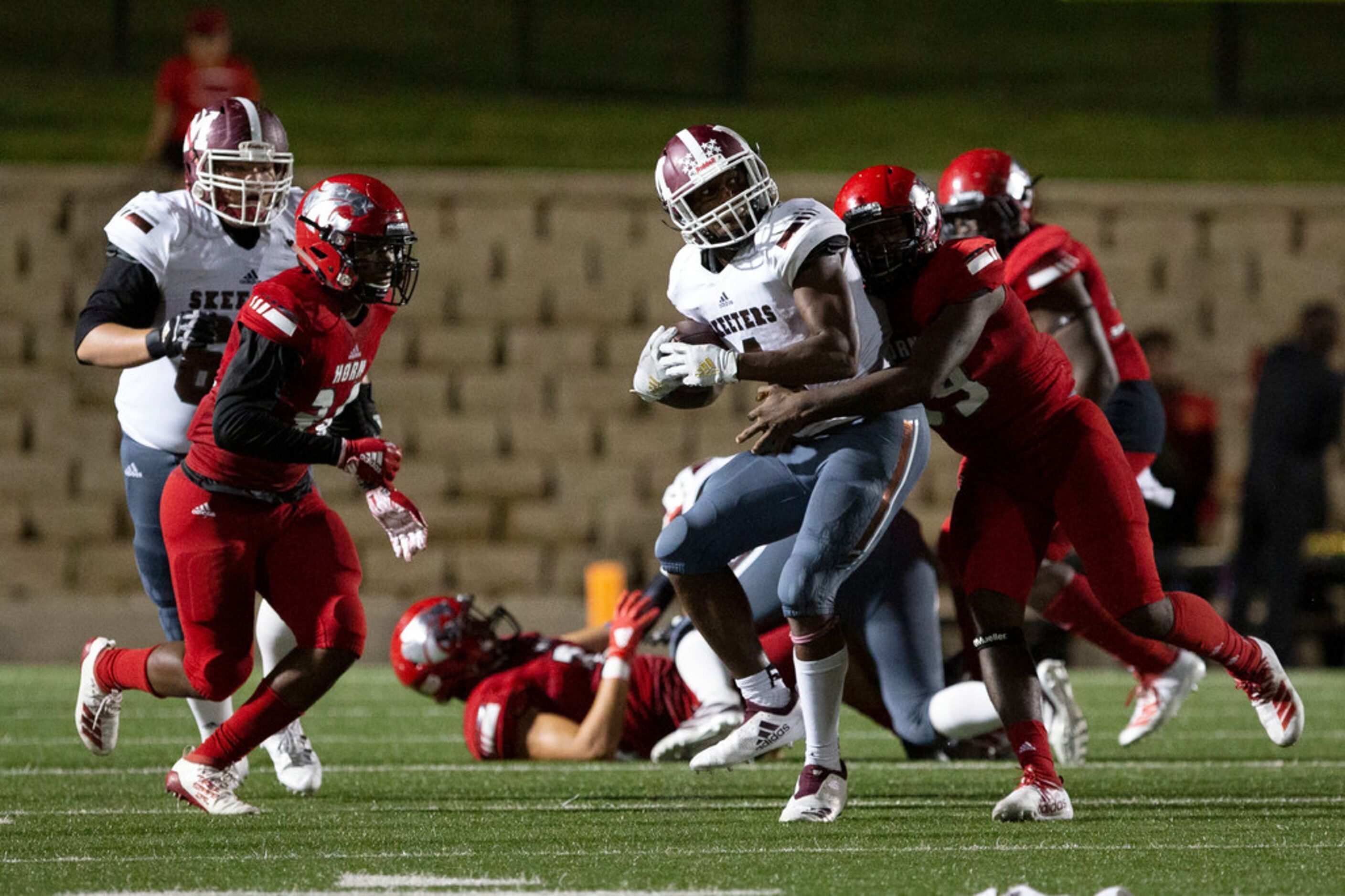 Mesquite Skeeters running back LaDarius Turner (CQ), center, fends off Mesquite Horn's...