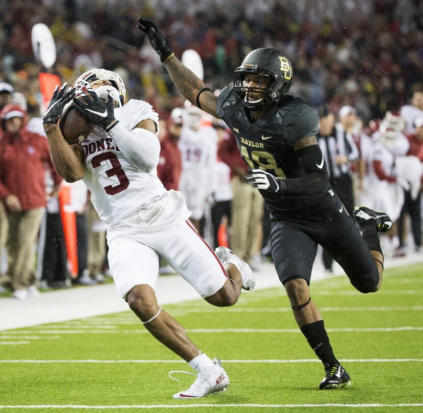 Oklahoma Sooners wide receiver Sterling Shepard (3) catches on a 39-yard touchdown reception...