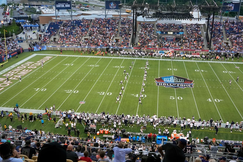 Chicago Bears kicker Cairo Santos prepares to kick off during the beginning of the NFL...