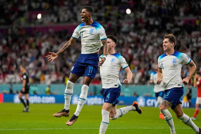 Marcus Rashford salta al celebrar el primer gol de Inglaterra ante Gales en el partido por...