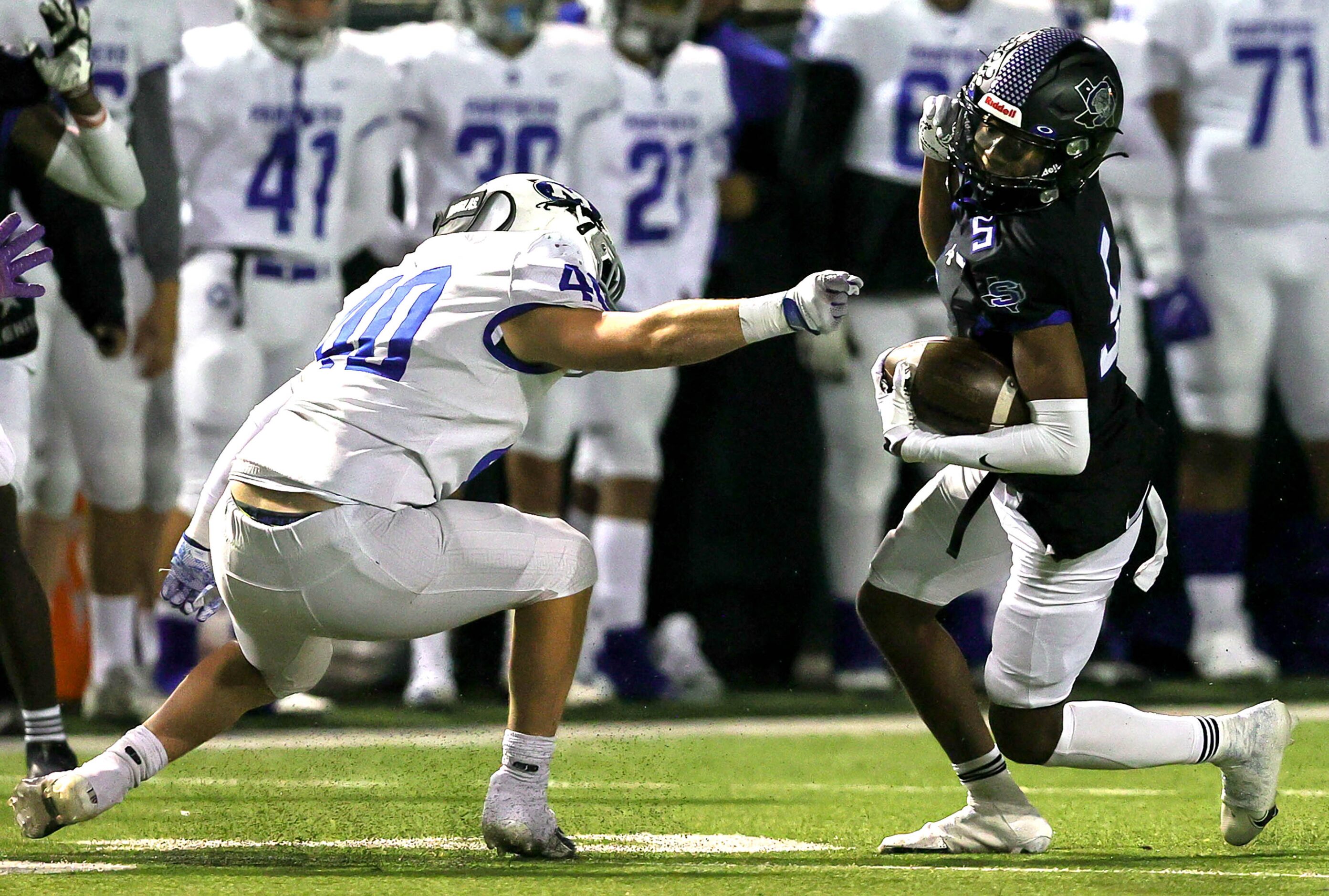 Mansfield Summit wide receiver Bryan Spotwood Jr (5) eludes Midlothian linebacker Andrew...