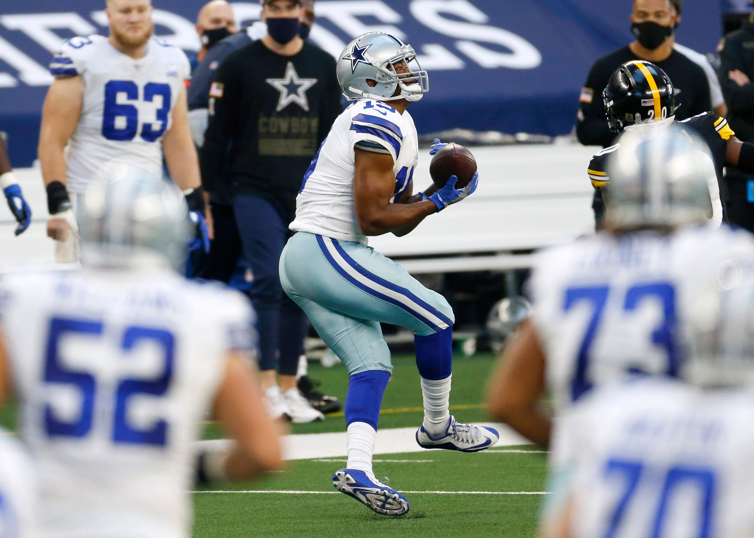 Dallas Cowboys wide receiver Amari Cooper (19) catches a pass in front of Pittsburgh...