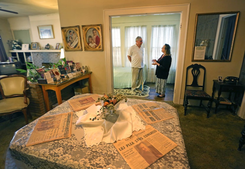 Actor Robert Walden talks with Patricia Hall, the granddaughter of the owner of the boarding...