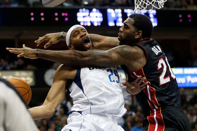 Dallas Mavericks shooting guard Vince Carter (25) is fouled by Miami Heat center Greg Oden...
