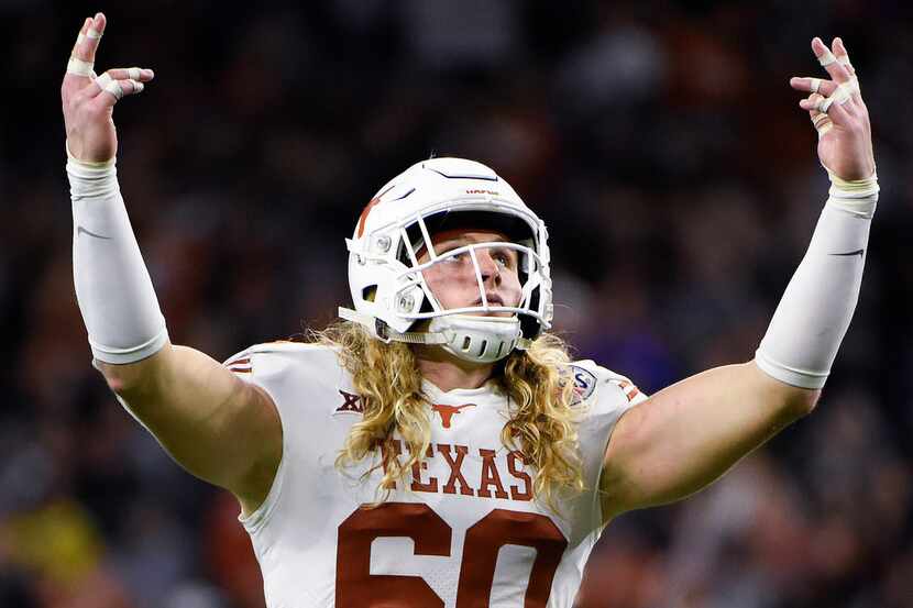 Texas linebacker Breckyn Hager gestures to the crowd before a third-down play during the...