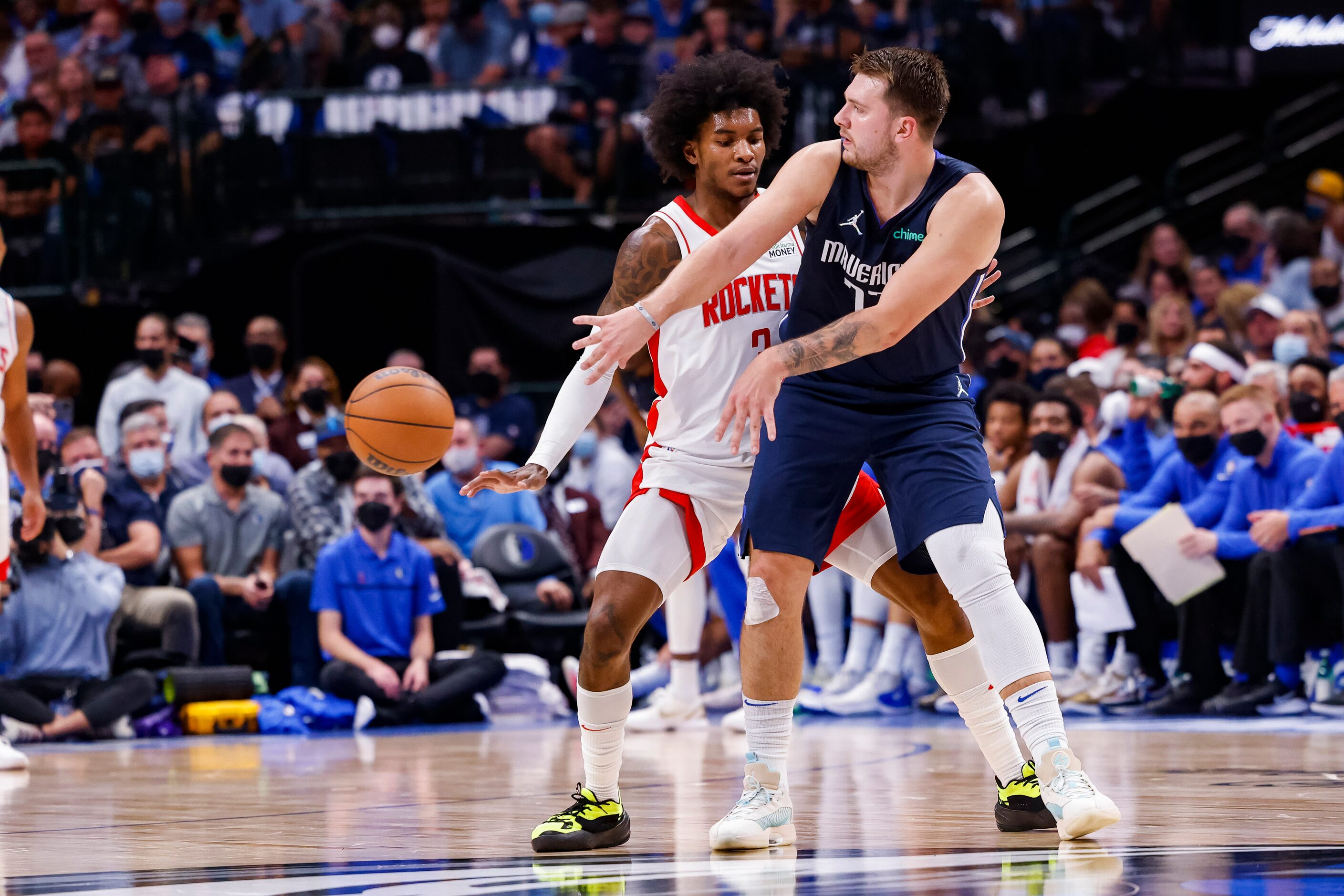 Dallas Mavericks guard Luka Dončić (77) throws the ball past Houston Rockets guard Kevin...