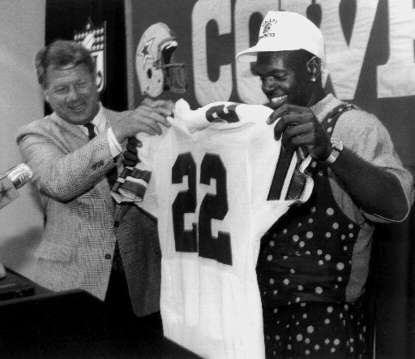 Former Dallas Cowboys head coach Jimmy Johnson, left, hands Florida running back Emmitt...