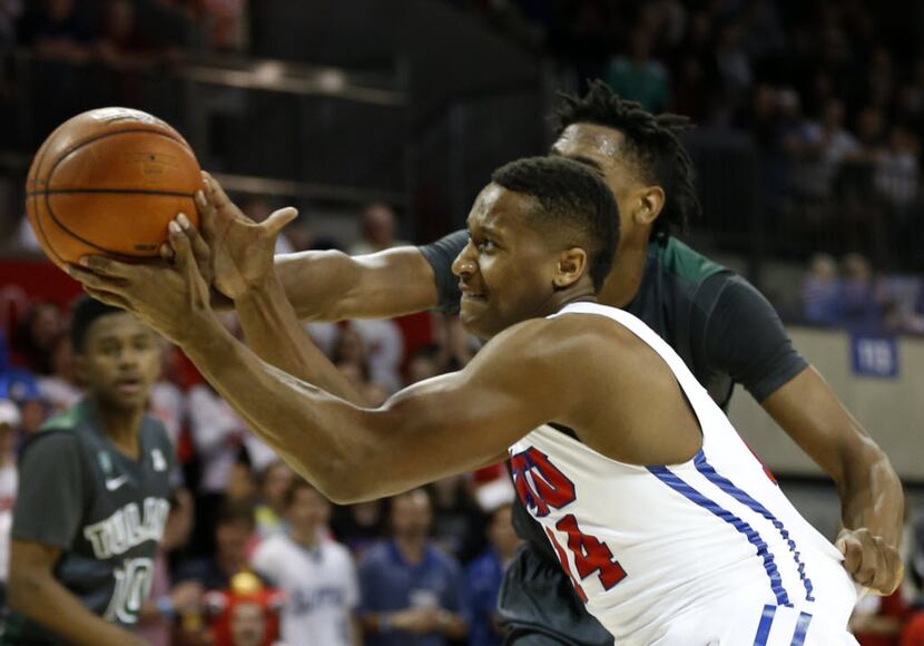 Southern Methodist Mustangs forward Courtland Sutton (14) tries to keep possession of the...