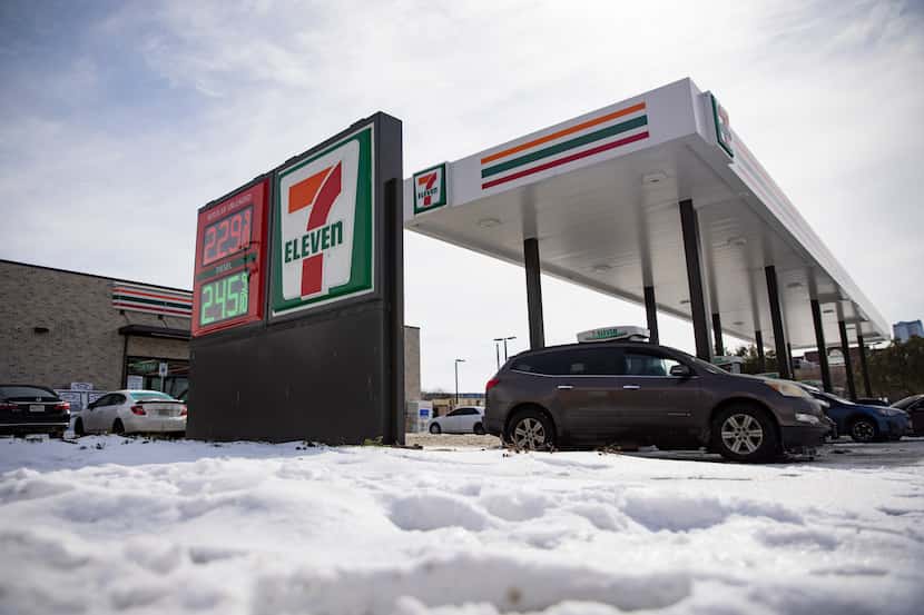 Dallasites fill up their tanks at the 7-Eleven on Live Oak St in Dallas on Thursday, Feb....