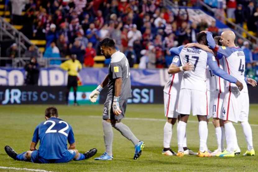 Los jugadores de la selección estadounidense festejan un gol ante Guatemala, en un partido...