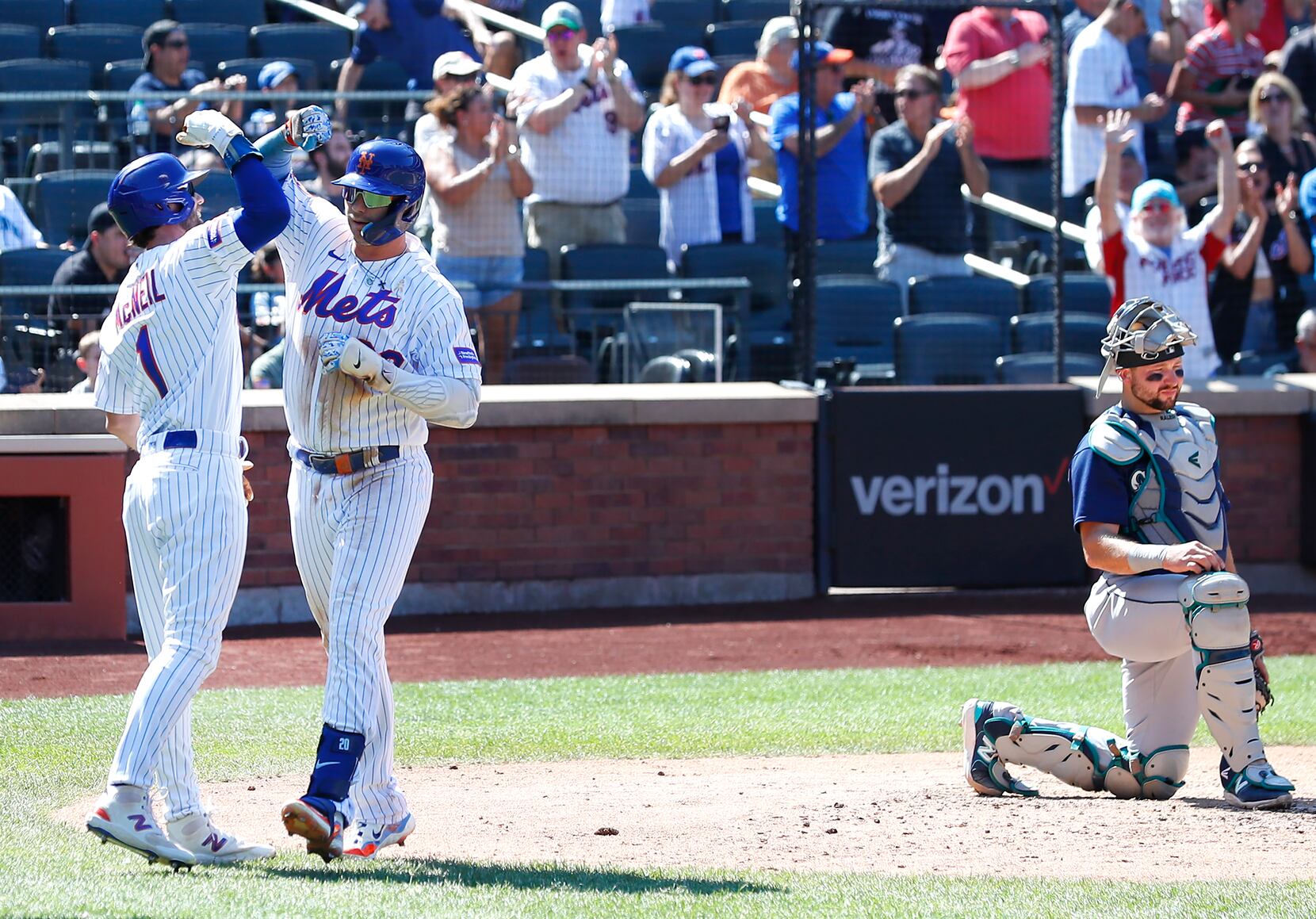 Mets Fans Flood Team Store to Celebrate World Series Trip - Corona