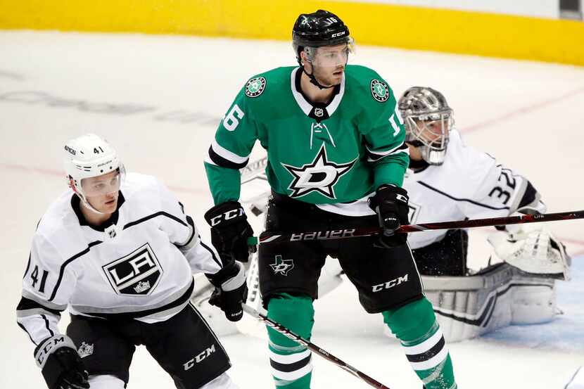 Dallas Stars center Jason Dickinson (16) positions himself in front of Los Angeles Kings...