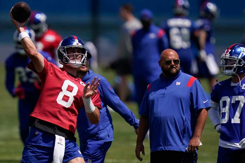 FILE - New York Giants head coach Brian Daboll, second from right, watches quarterback...