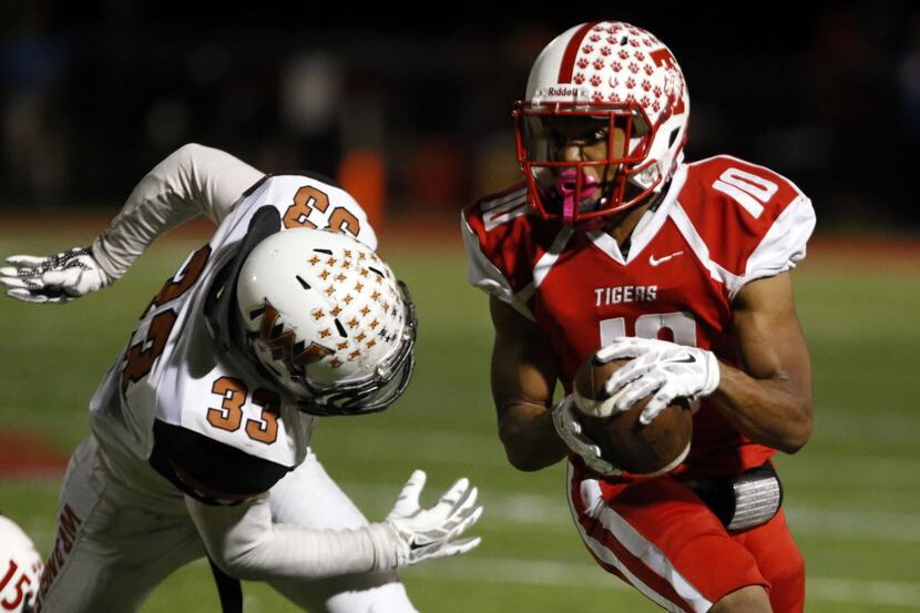 Terrell's Dawonya Tucker (10) is chased by West Mesquite's Damein Buckley (33) during the...